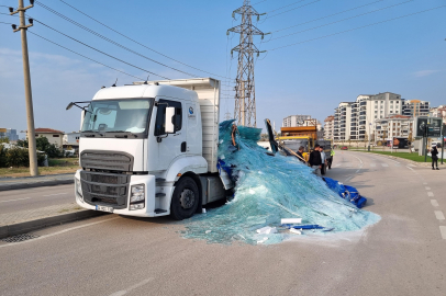 Bursa'da tonlarca ağırlıktaki cam yola saçıldı!