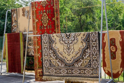 Halı silkeleyenler dikkat! Yargıtay'dan karar: Huzur bozan komşuya hapis cezası...