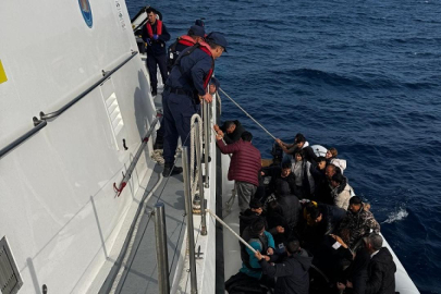 İzmir açıklarında 64 düzensiz göçmen kurtarıldı