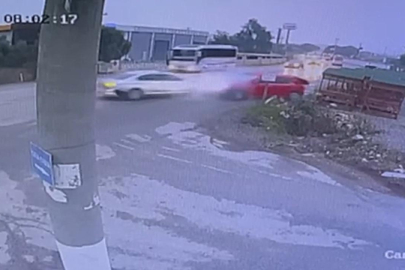 İzmir'de iki otomobil çarpıştı: 2 ölü, 4 yaralı