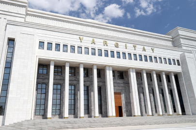 Komşusunun balkonuna halı silkeleyen sanığa 3 ay hapis cezası