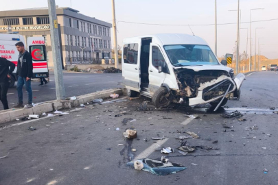 Şırnak'ta minibüs ve hafif ticari araç çarpıştı: 19 yaralı