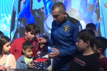 Uzaya çıkardığı Bursaspor bayrağını Bursa'ya hediye etti!