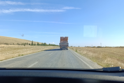 Afyonkarahisar'da tırın taşıdığı tuğlalar ile tehlikeli yolculuğu kamerada