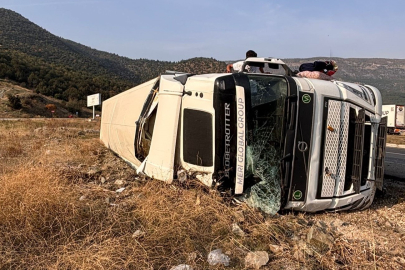 Amasya'da trafik polisi cam kırıkları ve taş dökülen yolu fırçayla temizledi
