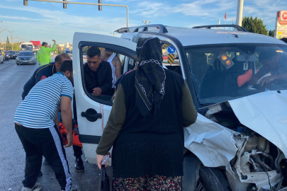 Antalya'da kavşakta iki araç çarpıştı: 4 yaralı