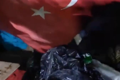 Bursa'da çöpten buldukları Türk bayrağı yürek burktu