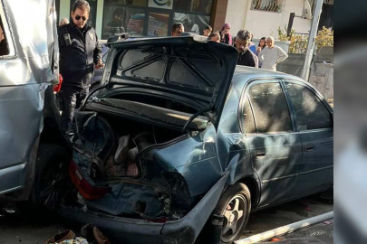 Freni tutmayan kamyon park halindeki 4 aracı biçti