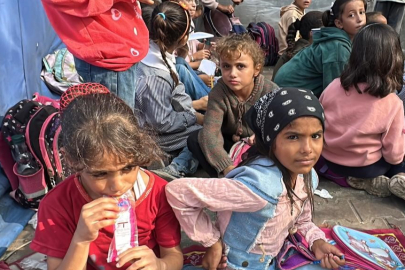 Gazze’de çocuklar enkaza dönen okullarda ders başı yaptı
