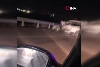 İki otomobil kafa kafaya çarpıştı! Olay yerinde 4 kişi hayatını kaybetti, yaralılar var