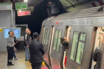 İstanbul! Metroda ilginç anlar... Önce üstüne çıktı sonra koşmaya başladı!