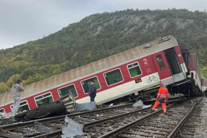 Slovakya’da iki yolcu treni çarpıştı