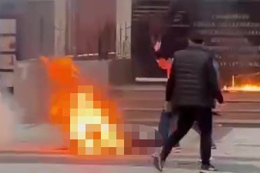 Zonguldak'ta psikolojik sorunları olduğu iddia edilen şahıs kaymakamlık önünde kendini yaktı