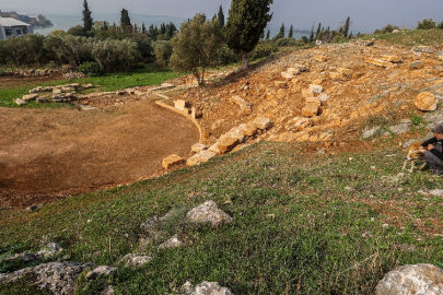Bursa Gölyazı'daki antik tiyatroda seyirci basamakları orijinal yerlerine yerleştiriliyor
