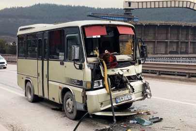 Karabük'te yolcu minibüsü tır dorsesine çarptı