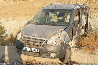 Malatya'da kontrolden çıkan hafif ticari araç su tahliye kanalına çarptı: 1 yaralı