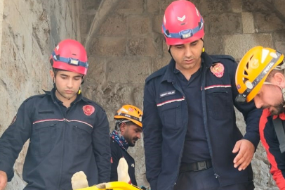 Adana'da tarihi kaleye çıkarken ayağı kırıldı, sedyeyle 1 kilometre taşınarak hastaneye kaldırıldı