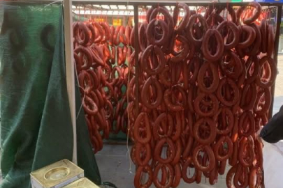 Ağrı’da etiketsiz ürünlere geçit yok: 415 kilo sucuk ele geçirildi