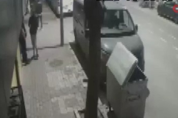 Bursa'da iş yerine silahlı saldırı! Kaldırımda bekleyen iki kişi...