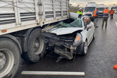 Bursa'da otomobil tırın altına girdi: 4 yaralı