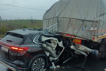 Edirne Keşan’da otomobil tırın dorsesine çarptı: 3 kişi yaralandı