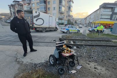 Kütahya'da hemzemin geçitte akülü aracı devrilen engelli vatandaş yaralandı