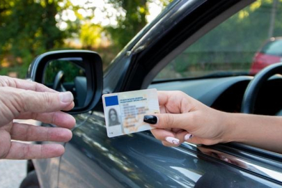 Milyonlarca sürücüyü ilgilendiriyor: Eski ehliyet ile kaza yapana ödeme yok!