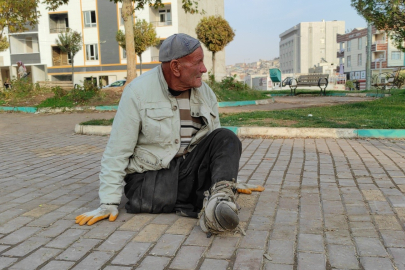 Şanlıurfa'da engelli yaşlı adam sürünerek yaşıyor