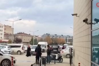 Bursa'da elleri merdaneli ütüye sıkışan kadın yaralandı