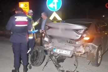 Bursa'da kırmızı ışıkta duran otomobile arkadan çarptı: 1'i çocuk 5 yaralı