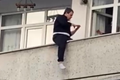 İstanbul Sultangazi'de balkondan atlamak isteyen genç yürekleri ağza getirdi
