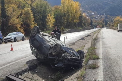 Karabük'te takla atan otomobilden 2 kişi yaralı kurtuldu
