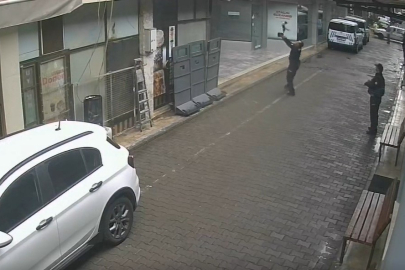 Manisa’da yürekleri ısıtan anlar: Yüksekten düşen kediyi polis yakaladı