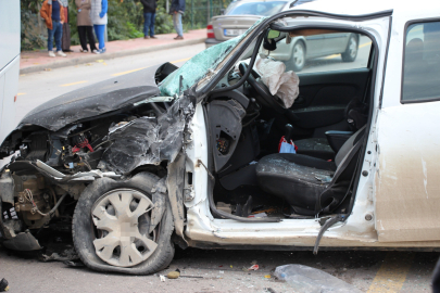Sakarya'da önce yavaşlayan araca ardından karşı yönden gelen otomobile çarptı: 1 yaralı