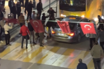 Aksaray'da kaldırıma çıkıp 3 kişiyi yaralayan, ters yola girip 5 araca çarpan alkollü sürücü böyle darbedildi