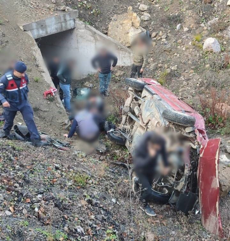 Sinop'ta, uçurumdan yuvarlanan otomobilde 1 kişi öldü! aw579615 02 1763144707 298