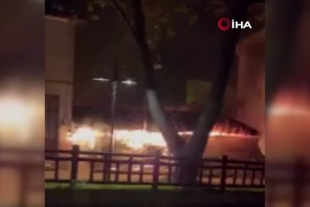 Bursa'da tek katlı ev alev alev yandı!