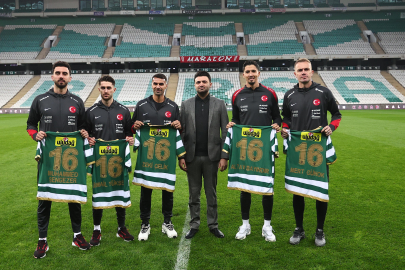 Bursaspor Başkanı Enes Çelik’ten eski Bursasporlulara forma hediyesi