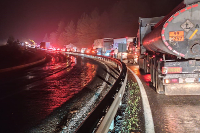 Elazığ’da tır devrildi: Kilometrelerce araç kuyruğu oluştu