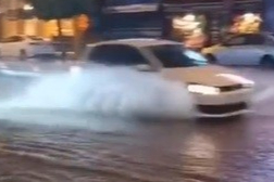 Hatay'da sağanak yağış caddeleri göle çevirdi