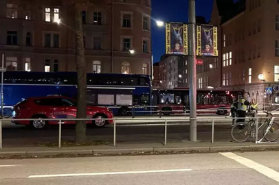 İsveç'in başkenti Stockholm'de otobüs durağa çarptı: Ölü ve yaralılar var