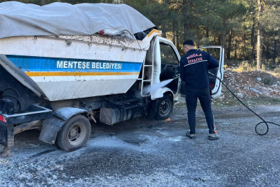 Muğla'da çöp kamyoneti seyir halinde alev aldı