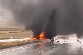 Tokat'ta kayganlaşan yolda kaza yaptı, otomobil alev aldı