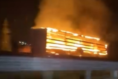 Tokat'ta seyir halindeki tırın lastiği alev aldı