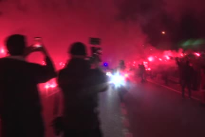 A Milli Futbol Takımı Bursa'da meşaleler eşliğinde stada girdi