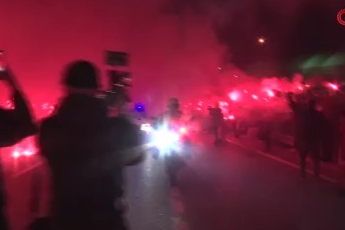 A Milli Futbol Takımı Bursa'da meşaleler eşliğinde stada girdi