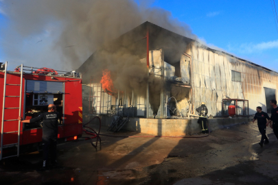 Antalya'da sandalye üretim atölyesi alev alev yandı