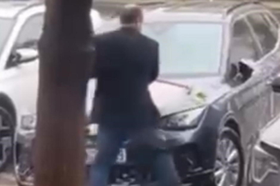 Batman'da sağanak yağmur altında arabasını yıkadı