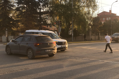 Eskişehir'de otomobil ile hafif ticari araç çarpıştı: 6 yaralı