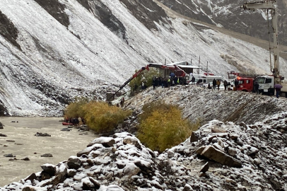 Hakkari'de kayadan kaçan araç Zap Suyu'na düştü: 4 madenci kurtarıldı